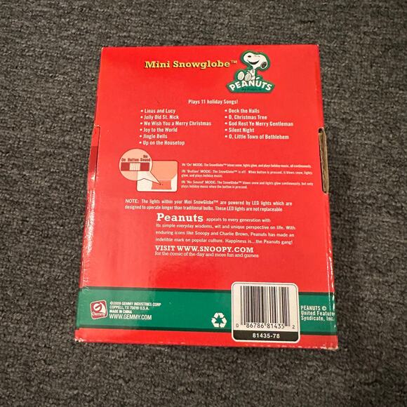 Gemmy Peanuts musical mini snow globe Snoopy Charlie Brown Christmas - Picture 2 of 3
